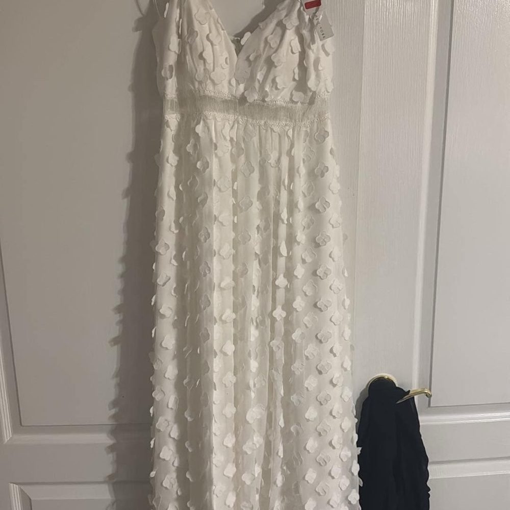 Elegant White Sleeveless Dress